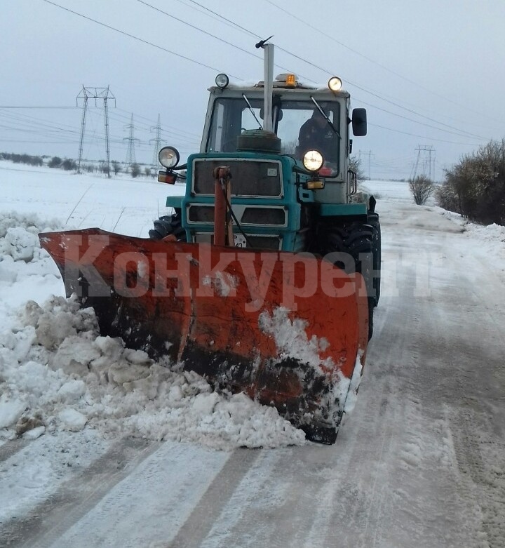 Ударна група юнаци и служители по чистотата се справиха със снега в Бяла Слатина СНИМКИ