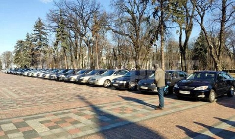 Депутати дадоха служебните си коли на лекарите ВИДЕО