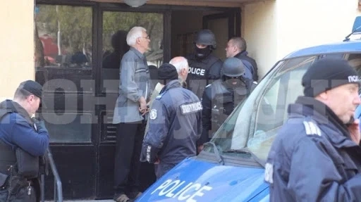 След лют скандал! Закопчаха 19-годишен и откриха дрога в апартамент във Враца