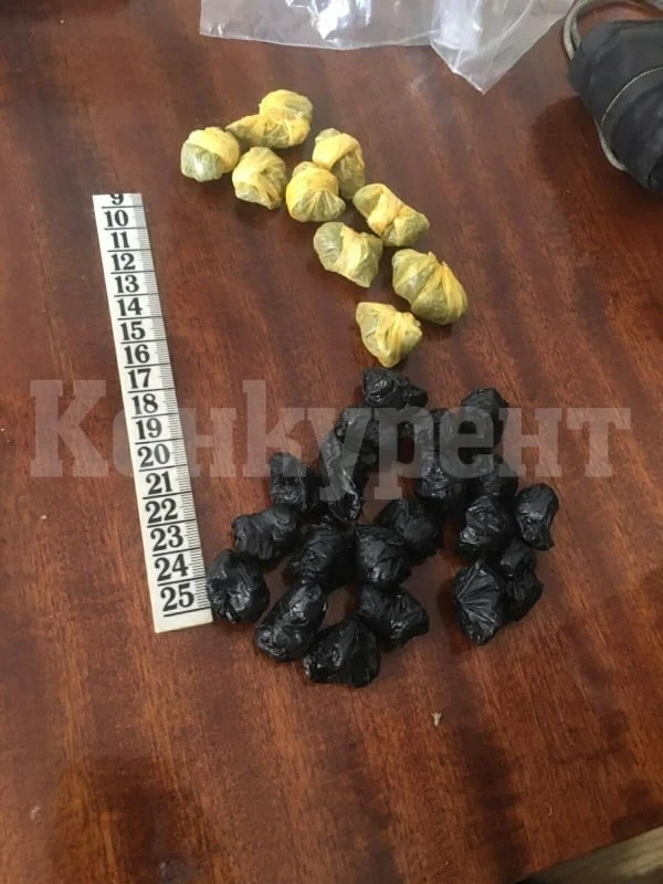 Заковаха тийнейджър с дрога, а при претърсване в дома му ченгетата се хванаха за главата