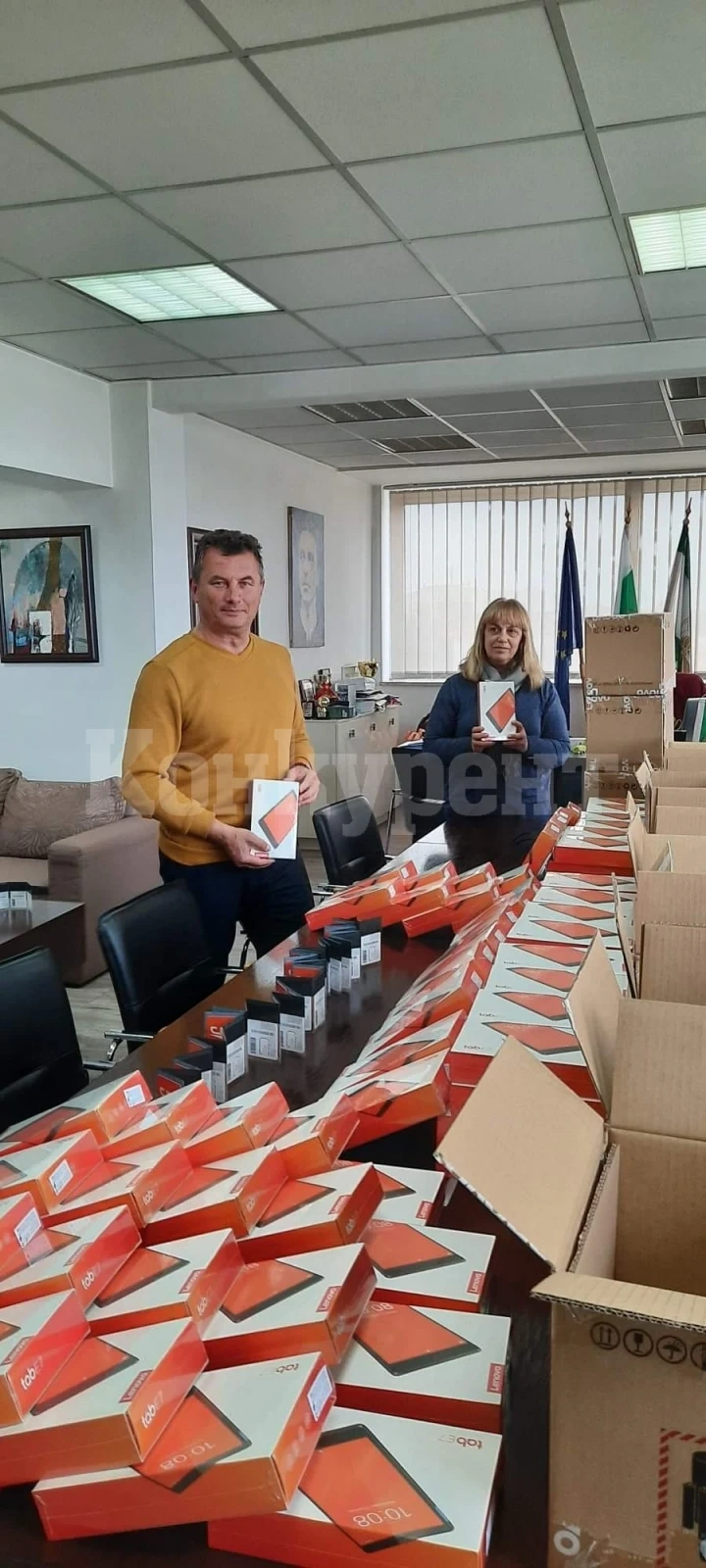 Кметът на Бяла Слатина осигури и раздаде голямо дарение СНИМКИ