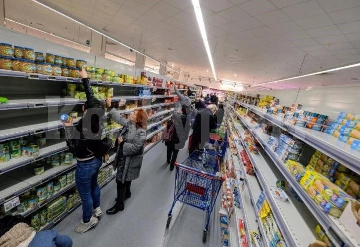 В Сицилия озверяха от карантината, гладни тълпи разграбват магазини, готви се революция