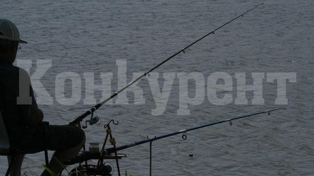 Престъпна безотговорност! Тираджия под карантина спокойно си лови риба в Монтанско