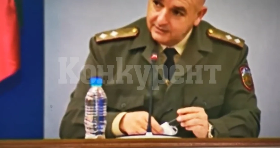 Мутафчийски си избърса очилата с маската против коронавирус по телевизията