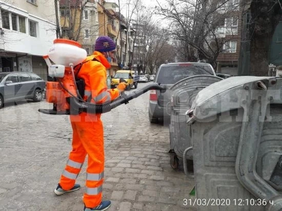 И днес дезинфекцират контейнерите в София