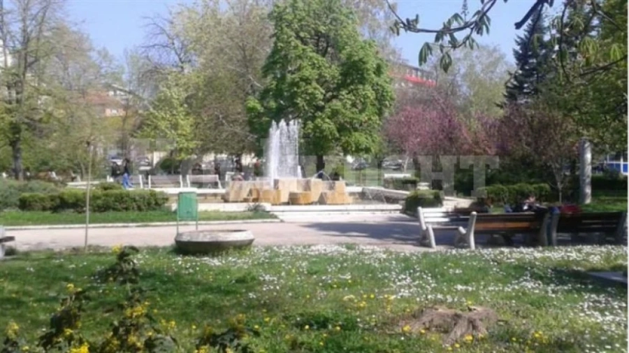 Косят тревните площи в Монтана, скоро пускат и фонтаните
