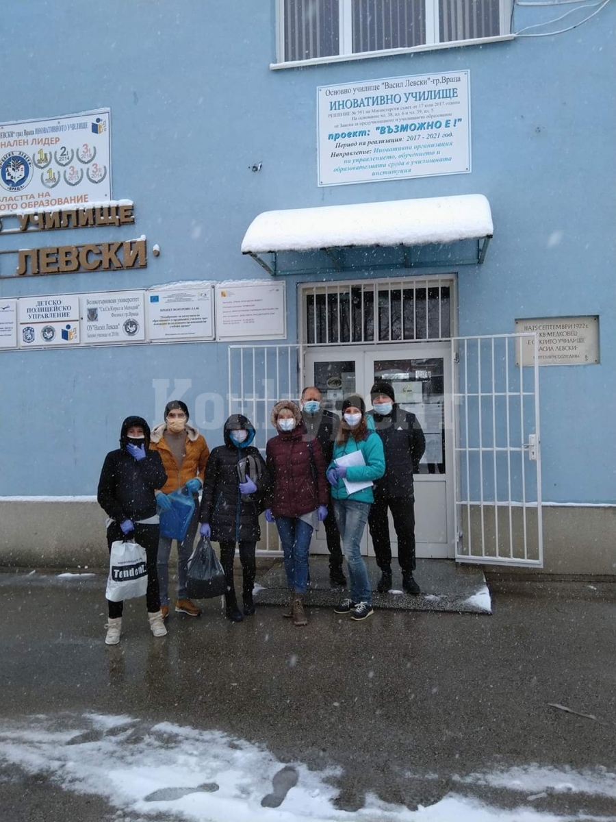 Доброволци от ОУ „Васил Левски“ помагат на деца за електронното обучение