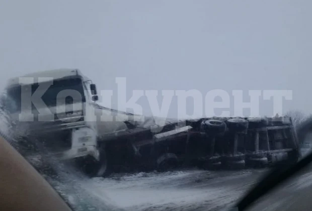 Камион се обърна и блокира движението на пътя Видин-Монтана