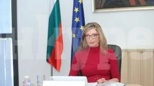 Захариева: Всички сме притеснени, световната икономика е свързана (ВИДЕО)