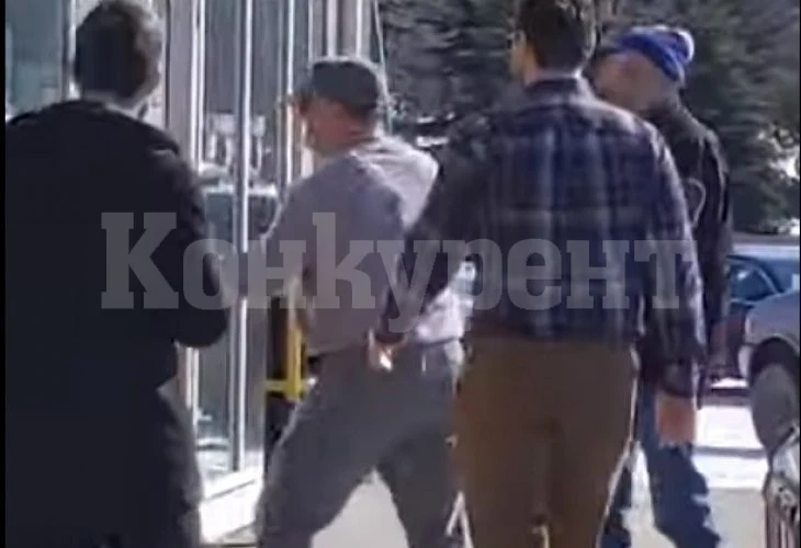 Мъж в Канада плюе, кашля и облизва врата на банка ВИДЕО
