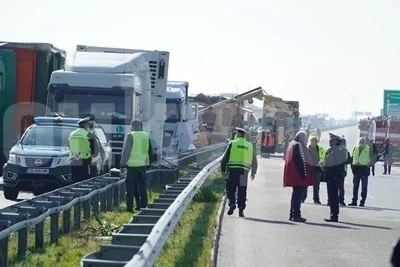 Петима остават в болница след верижната катастрофа с тирове на \