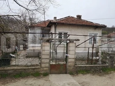 Стоян от Ново Оряхово удушил Стоянка, докато децата им спят (Снимки)