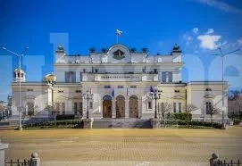 Извънредно събират народните представители в парламента заради...