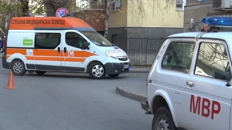 Брутално! Бандит нахлу в дома на възрастна врачанка, обра я и я вкара в болница