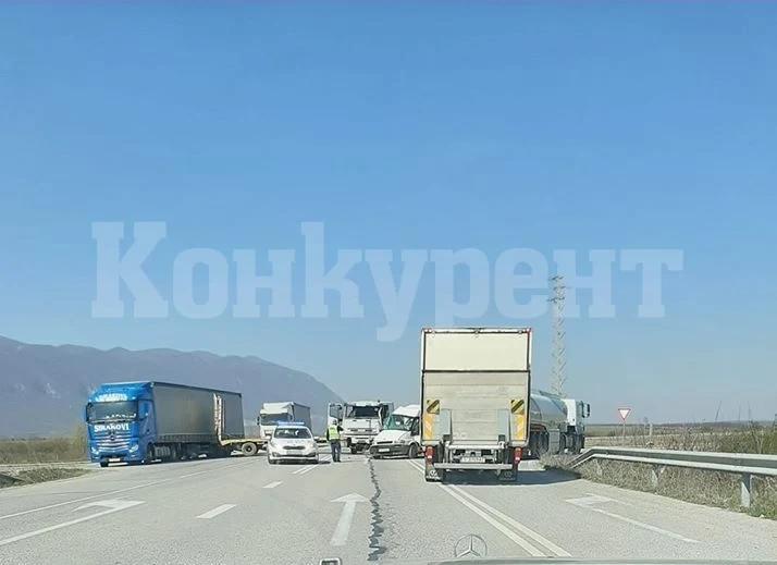 Тежка катастрофа с камион и микробус край Враца прати двама човека в болница