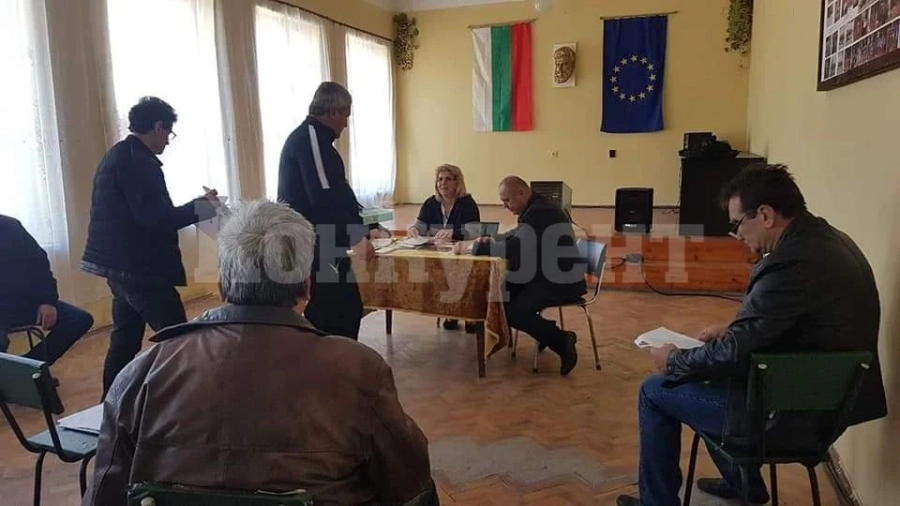 Съветниците в Ружинци заседаваха при засилени мерки СНИМКИ