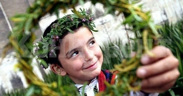 С маски на Цветница поповете раздават върбови клонки в Берковица