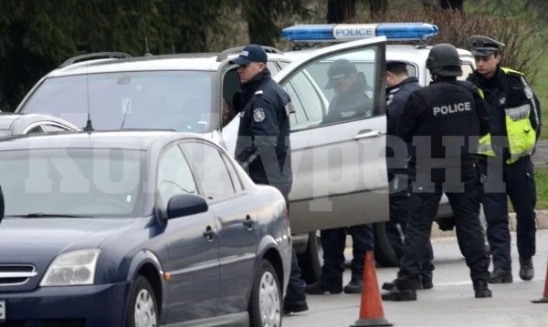При спецакция: Ченгетата в Бяла Слатина провериха 43 коли и 58 човека