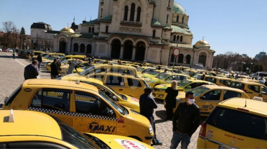 Протест на таксиметровите шофьори в центъра на София