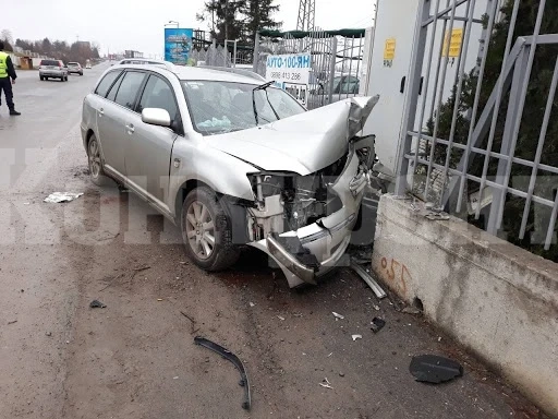 Екшън в Лом. Шофьор понесе количка за царевица и се заби в ограда