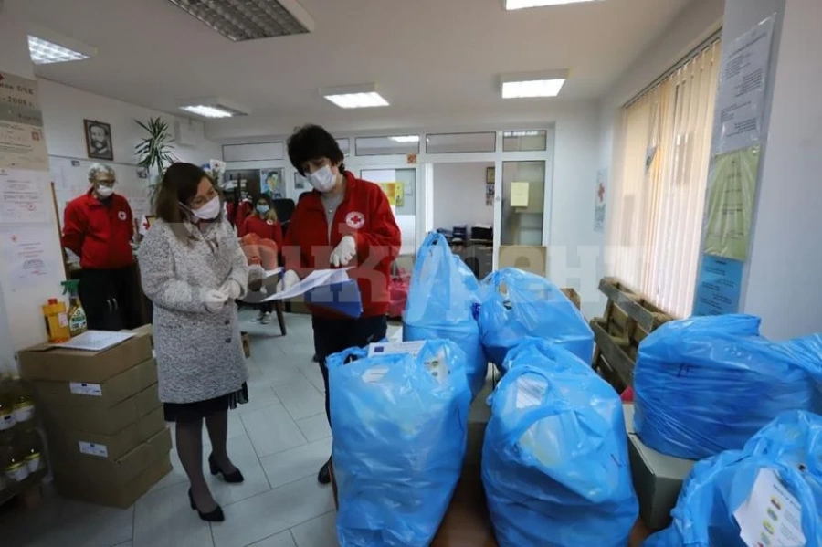 Зам. министрите на труда и социалната политика раздават храни на бедни като доброволци