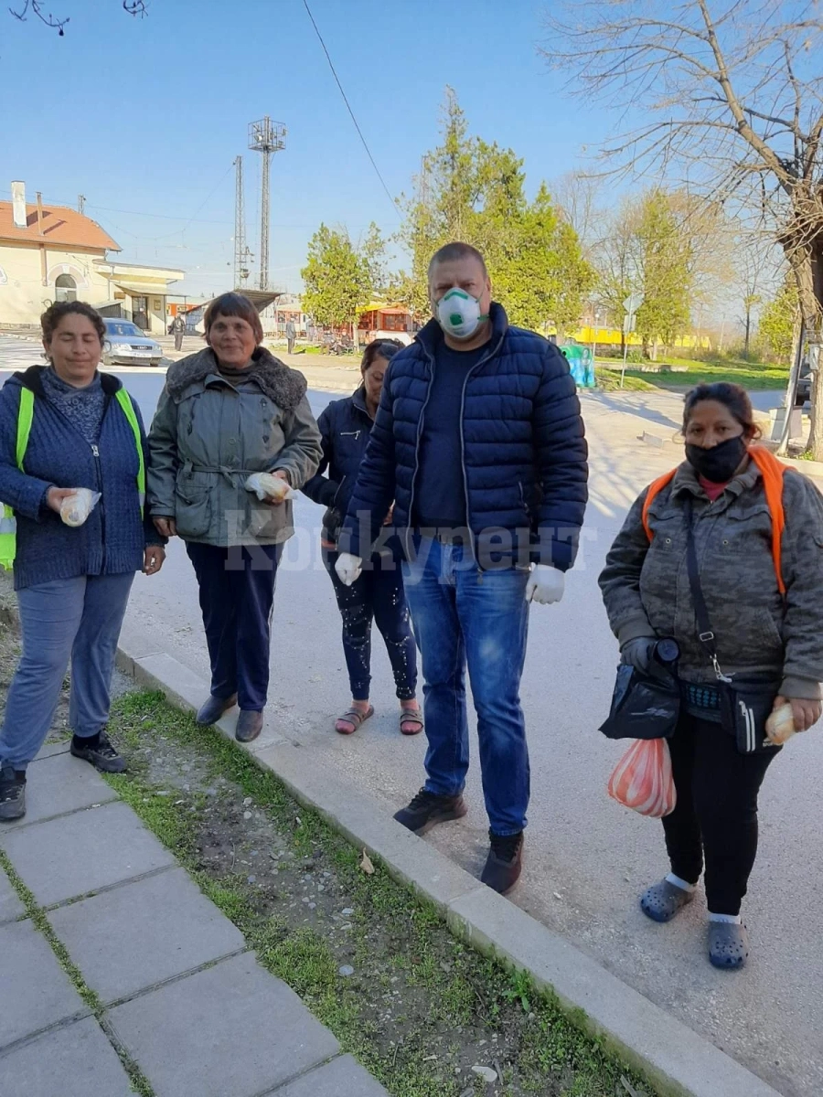 Фирма от Криводол раздаде хляб и храни на хора в нужда СНИМКИ