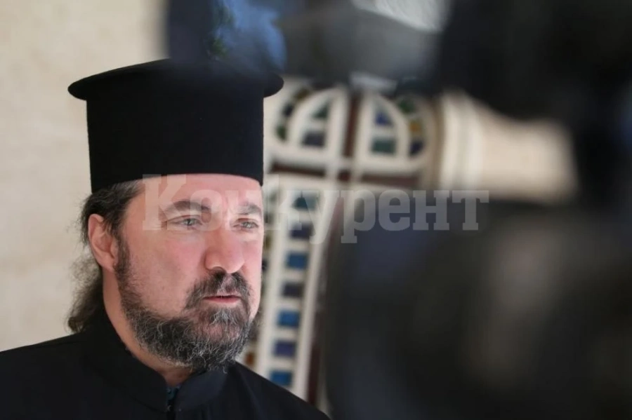 Отец Василий: По празниците хората могат да се помолят и пред иконата вкъщи