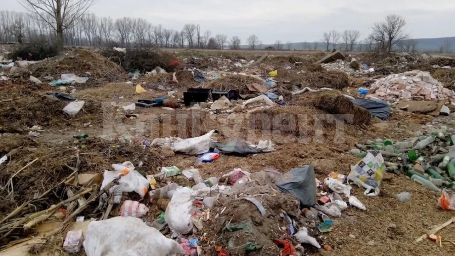 Безобразие! Наглеци заринали воден канал и имот в Монтана с отпадъци