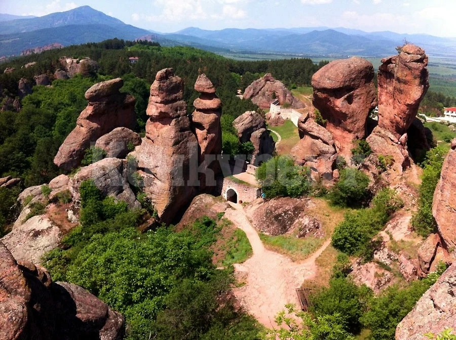 Багер се развъртя край Белоградчишките скали, хората настръхнаха