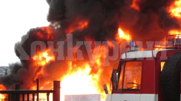 Тежко дежурство за огнеборците във Видинско, гасиха две къщи и десетки декари треви и храсти