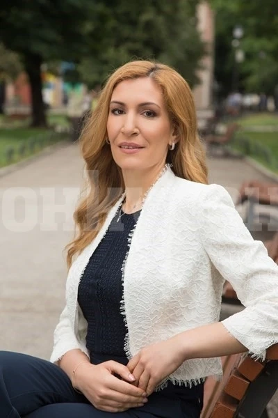 Ангелкова: Работим в посока късно лято, обмисляме безплатни шезлонги и чадъри