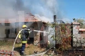 Видинските огнеборци гасиха горяща къща и сухи треви