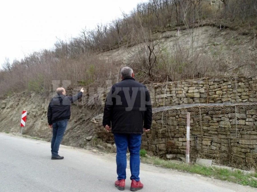 Свлачища заплашват с откъсване три села