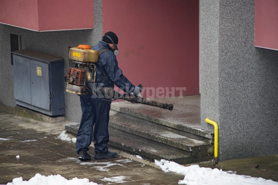 Продължава дезинфекцията на многофамилните жилищни сгради в Мездра