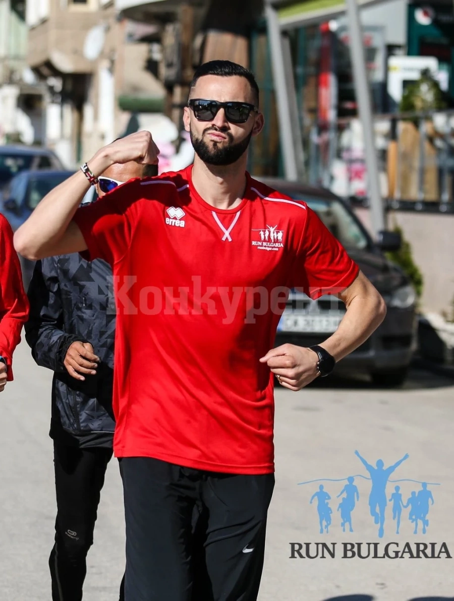 Митко Ценов: Бягам по 10 км по стълбите в блока