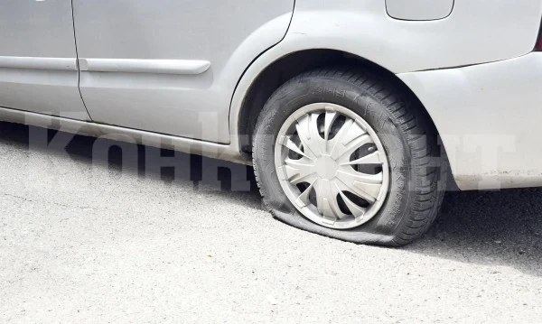 Двама младежи нарязаха гумите на 9 коли във Враца, хванаха ги 