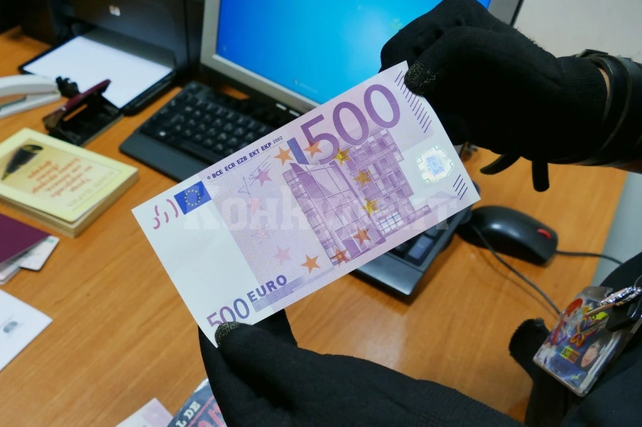 Майка и син, продали колата си на двама мъже от Лом, се сдобиха с фалшиви банкноти от по 500 евро