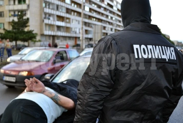 Див Северозапад! Дилър се опита да глътне дрогата си пред погледите на ченгетата