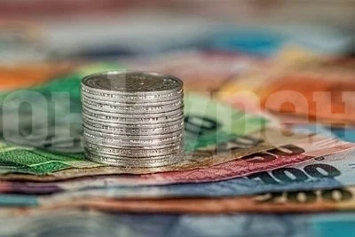 Мъж с хирургическа маска обра банка в Атина