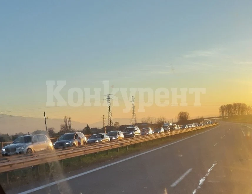 Въпреки мерките, софиянци тръгнаха към родните места СНИМКА+ВИДЕО