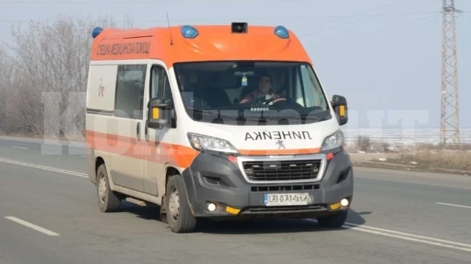 Мъж пострада след удар между камион и микробус