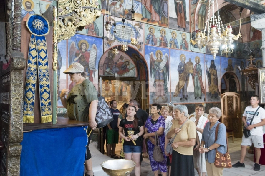 Изнесоха по традиция иконата на Св. Богородица от Бачковския манастир