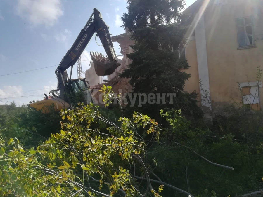В Монтана събарят поредната опасна сграда СНИМКИ
