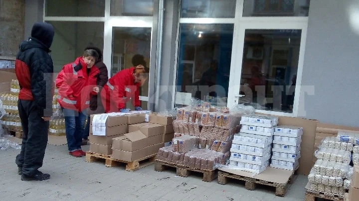 БЧК раздава хранителни стоки на социално-слаби и възрастни хора в Брегово