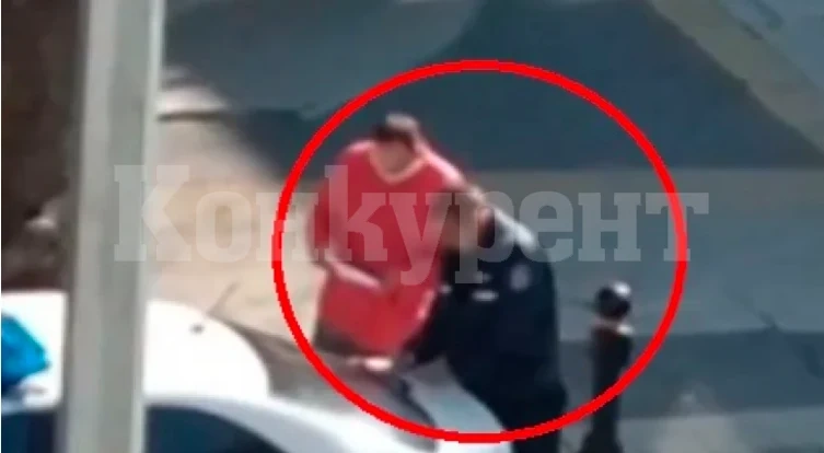 Прецедент! Глобиха полицай за голяма издънка докато пише акт