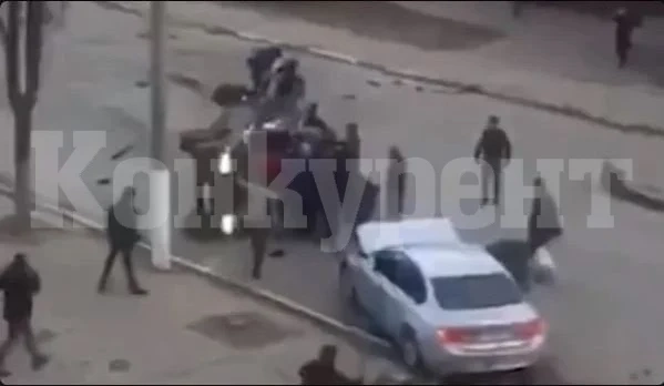 Правосъдие на пътя: Разярена тълпа се разправи с шофьор след ПТП ВИДЕО