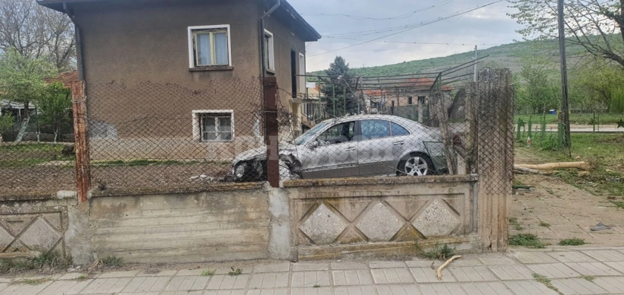 Пилот приземи „Мерцедес“ в двор на къща в Криводол СНИМКИ