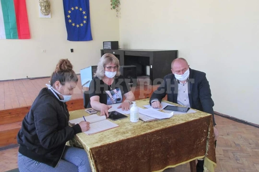 Съветници сложиха маските и запретнаха ръкави