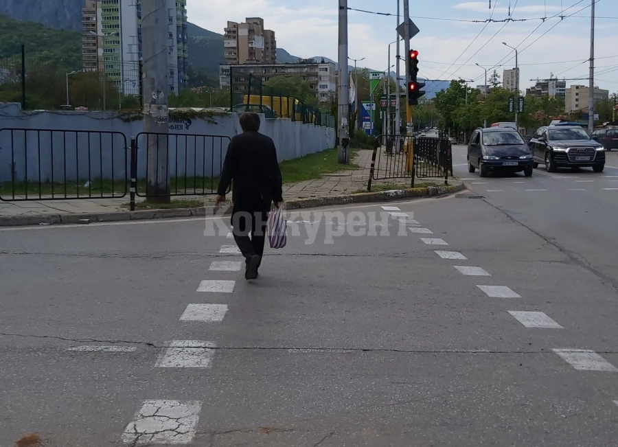 Нарушение ли е да пресичаш кръстовище на червен светофар? Във Враца май - не СНИМКИ