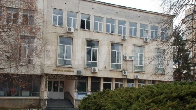 Подменят настилката на железопътен прелез в Монтана